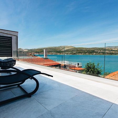Villa Magna - Seaside Villa With Pool And Sauna Трогир Екстериор снимка