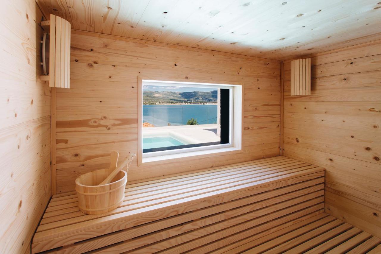 Villa Magna - Seaside Villa With Pool And Sauna Трогир Екстериор снимка