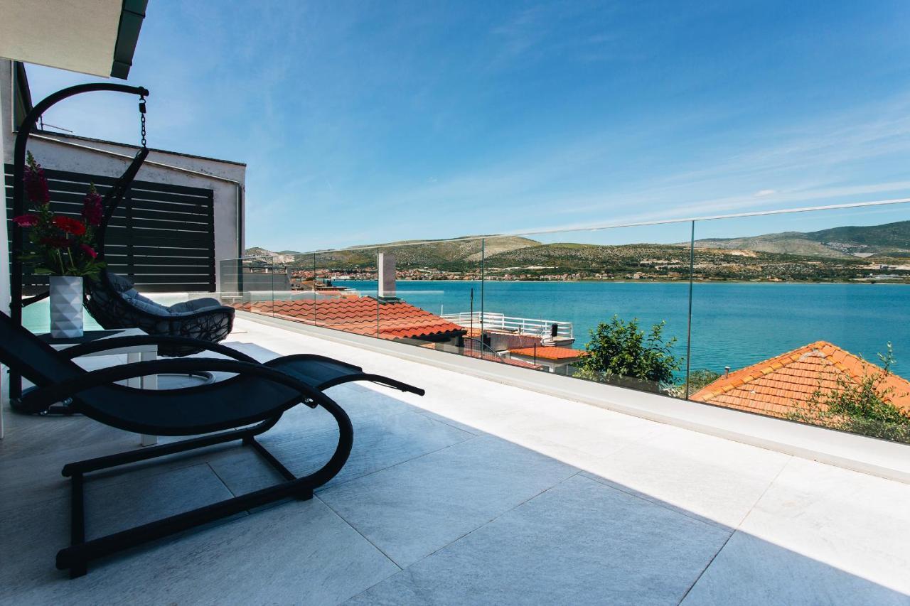 Villa Magna - Seaside Villa With Pool And Sauna Трогир Екстериор снимка