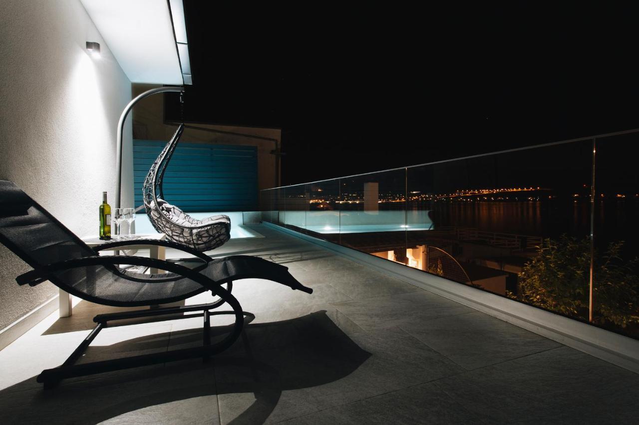 Villa Magna - Seaside Villa With Pool And Sauna Трогир Екстериор снимка