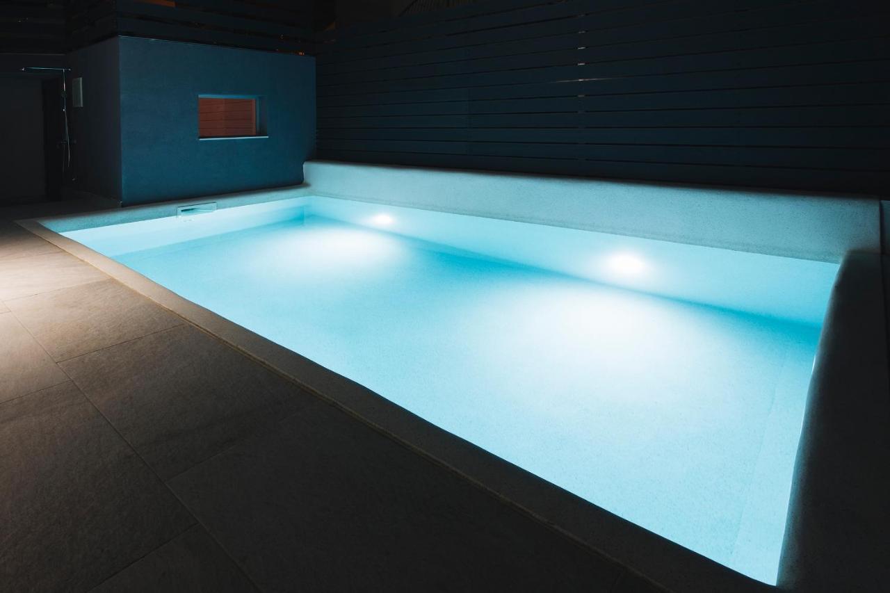 Villa Magna - Seaside Villa With Pool And Sauna Трогир Екстериор снимка
