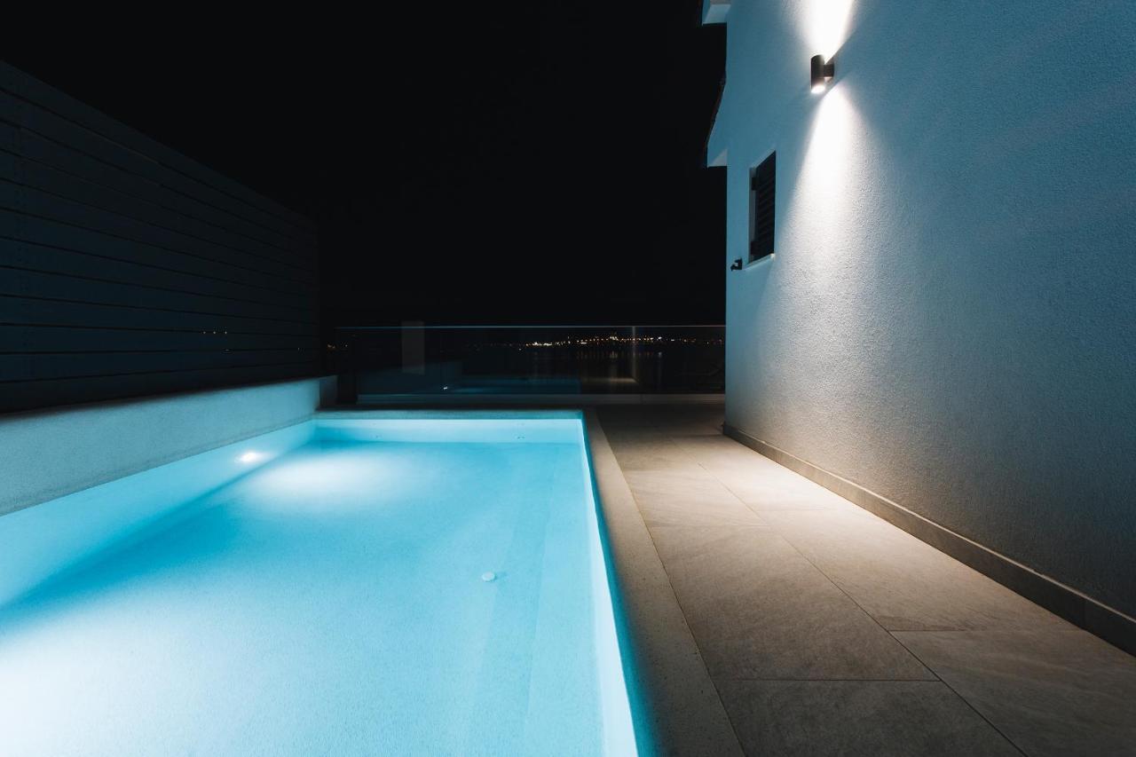 Villa Magna - Seaside Villa With Pool And Sauna Трогир Екстериор снимка