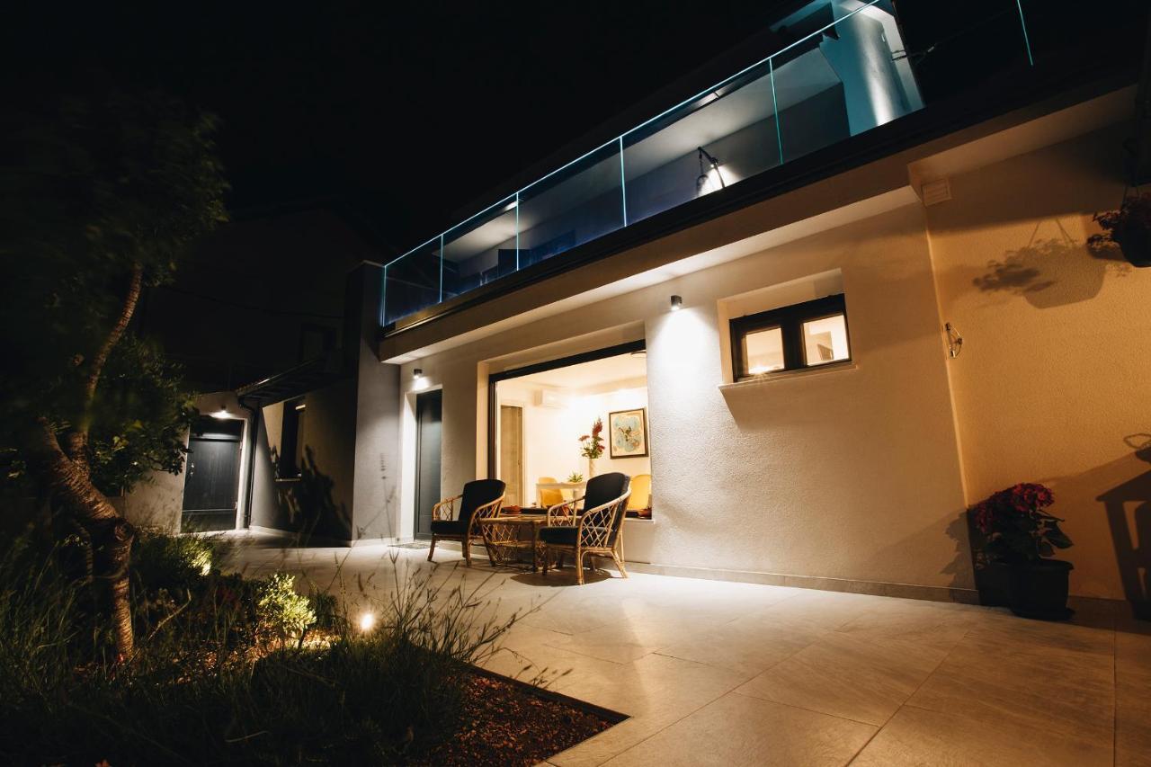Villa Magna - Seaside Villa With Pool And Sauna Трогир Екстериор снимка