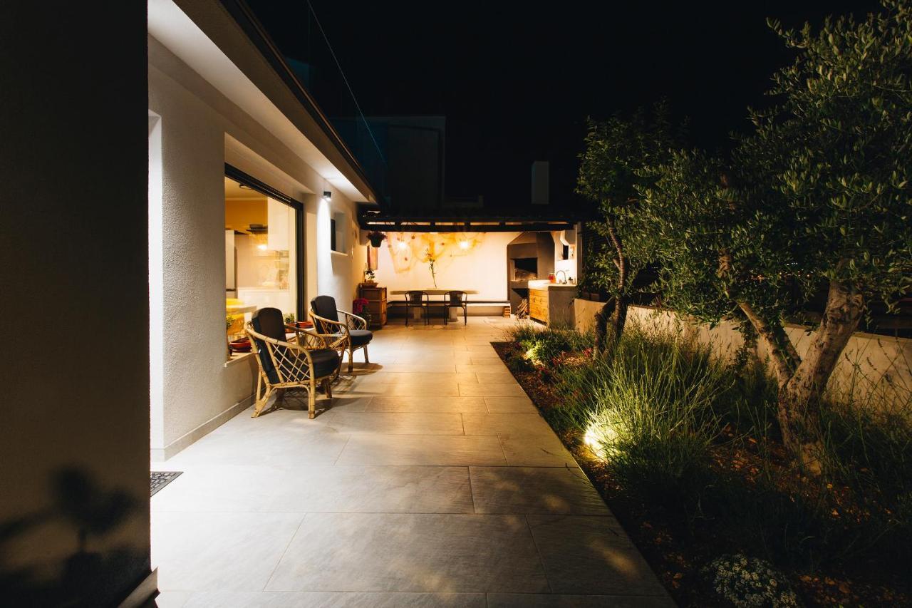 Villa Magna - Seaside Villa With Pool And Sauna Трогир Екстериор снимка
